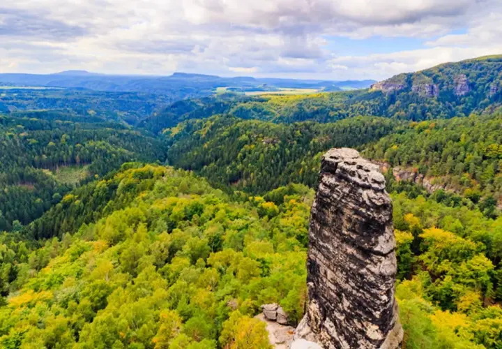 Imponujący skalny filar góruje nad zielonymi lasami i dolinami. Czeskie atrakcje przyrodnicze zachwycają o każdej porze roku.