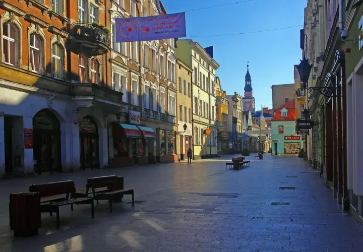 Spacer po urokliwym rynku w Lesznie, idealne miejsce na weekendowe atrakcje. Słoneczna pogoda sprzyja zwiedzaniu.