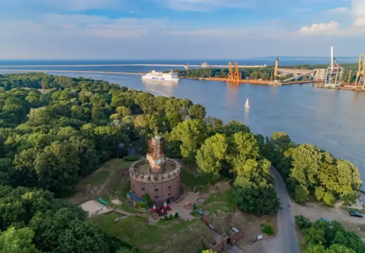 Karsibór atrakcje: okrągła twierdza z widokiem na port i morze. Statek wycieczkowy i żaglówka na wodzie.