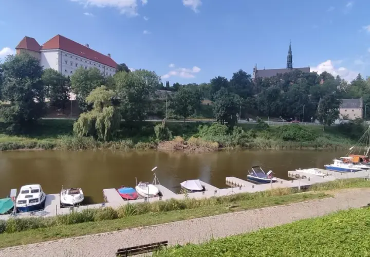Łódki przy nabrzeżu, zamek i kościół na wzgórzu. Atrakcje 100 km od Sandomierza, idealne na weekendowy wypad.