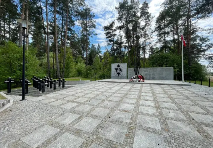 Pomnik w lesie, upamiętniający ofiary. W Choroszczy znajduje się to miejsce pamięci z krzyżami i betonową ścianą.