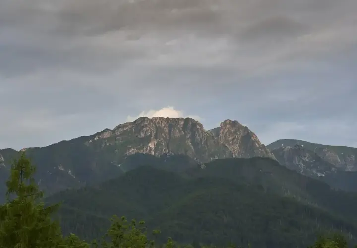 Giewont, śpiący rycerz Tatr, wznosi się majestatycznie pod zachmurzonym niebem.