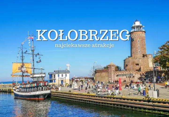 Port w Kołobrzegu: zabytkowa latarnia morska, statek piracki i tętniący życiem deptak.