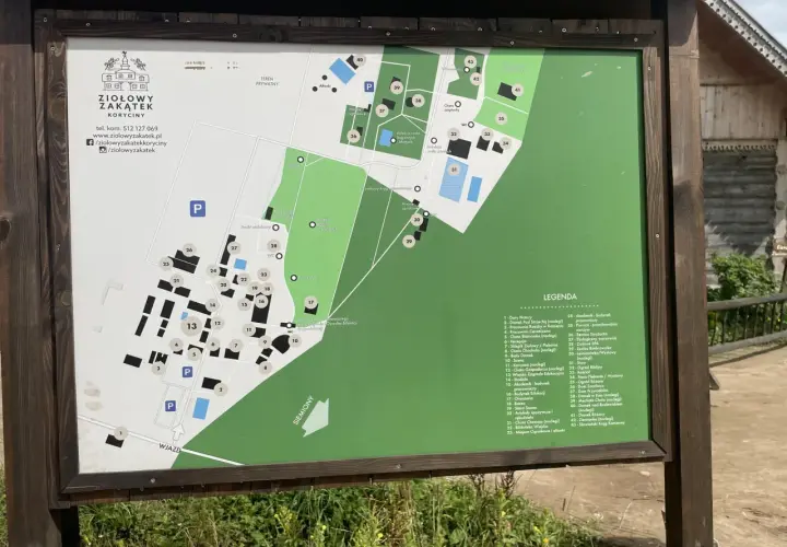 Mapa atrakcji Ziołowego Zakątka Koryciny. Znajdziesz tu m.in. chaty, ogrody, SPA i miejsca ogniskowe.