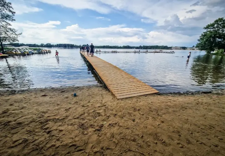 Drewniane molo i plaża nad jeziorem, gdzie można wypożyczyć rowerki wodne. To jedne z wielu atrakcji w Boszkowie.