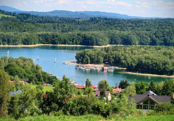 Malownicze widoki na Jezioro Solińskie, żaglówki i urokliwe domki. Idealne miejsce na wypoczynek i odkrywanie atrakcji Solina i okolice.