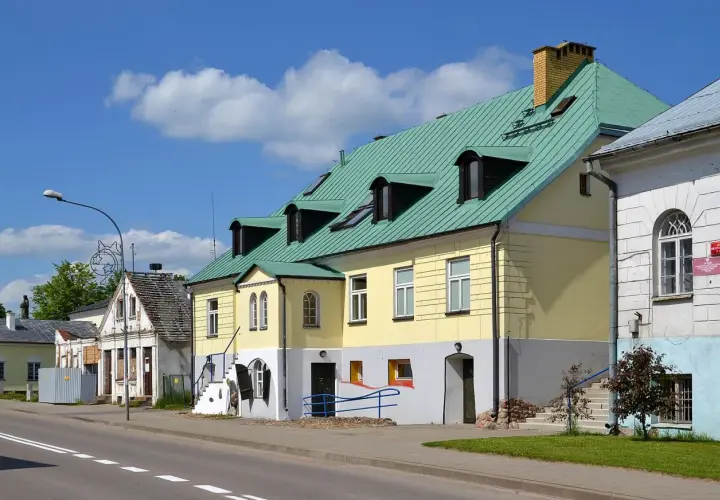 Kolorowe kamienice i zabytkowe budynki tworzą urokliwy krajobraz, zachęcając do odkrywania sejny atrakcje.