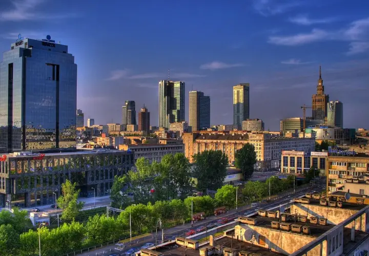 Warsaw towers w słońcu, nowoczesne budynki i Pałac Kultury.