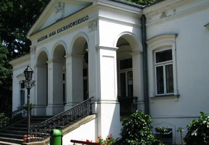 Muzeum Jana Kochanowskiego w Czarnolesie – jedna z głównych atrakcji regionu. Biały dworek z kolumnami i schodami.