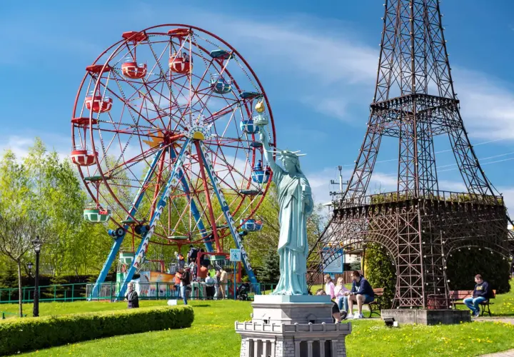 Park rozrywki z diabelskim młynem, repliką Statuy Wolności i Wieżą Eiffla.