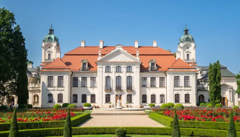 Pałac w Kozłówce z kwitnącymi różami i zadbanym ogrodem. Wspaniałe kozłówka atrakcje czekają na zwiedzających.