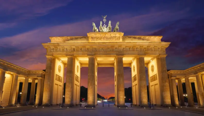 Brama Brandenburska o zmierzchu, z kwadrygą na szczycie. Ciekawostki o tym symbolu Berlina czekają na odkrycie.