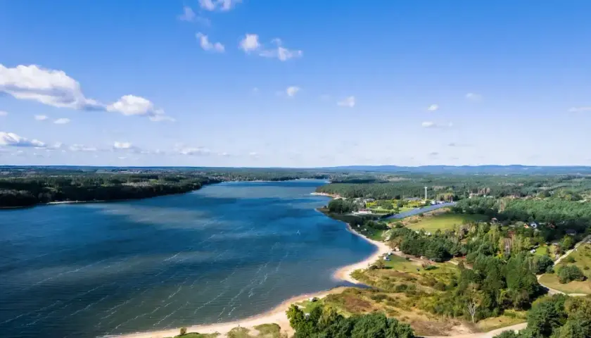 Malownicze jezioro Chańcza z piaszczystą plażą i zielonymi lasami. Idealne miejsce na wypoczynek i odkrywanie lokalnych atrakcji.
