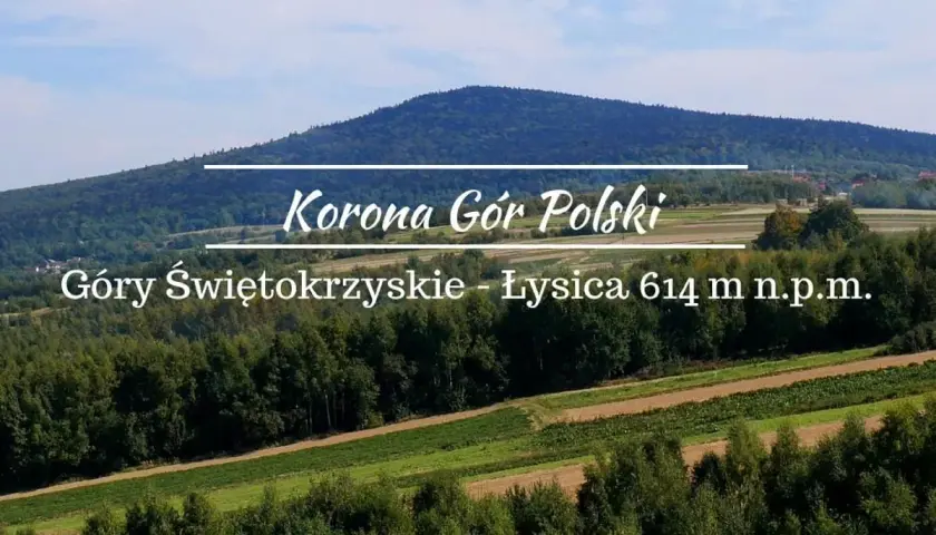 Widok na Łysicę, najwyższy szczyt Gór Świętokrzyskich, zalesione wzgórza i pola.