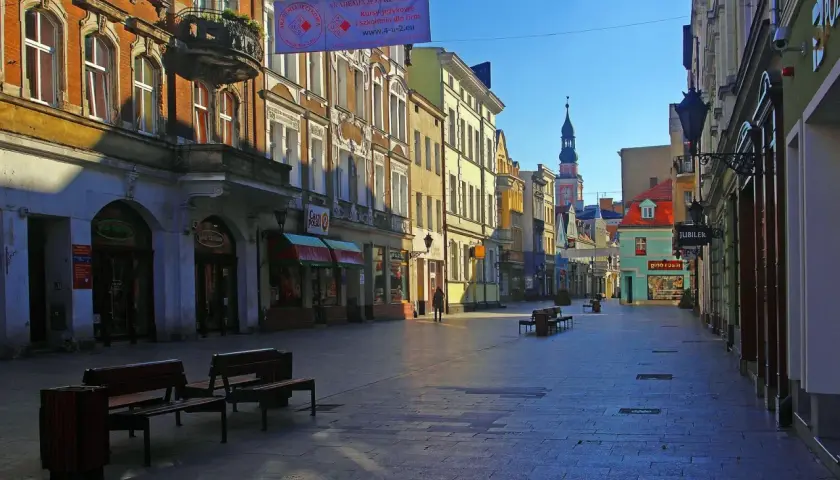 Spacer po urokliwym rynku w Lesznie, idealne miejsce na weekendowe atrakcje. Słoneczna pogoda sprzyja zwiedzaniu.