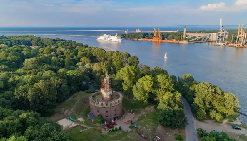 Karsibór atrakcje: okrągła twierdza z widokiem na port i morze. Statek wycieczkowy i żaglówka na wodzie.