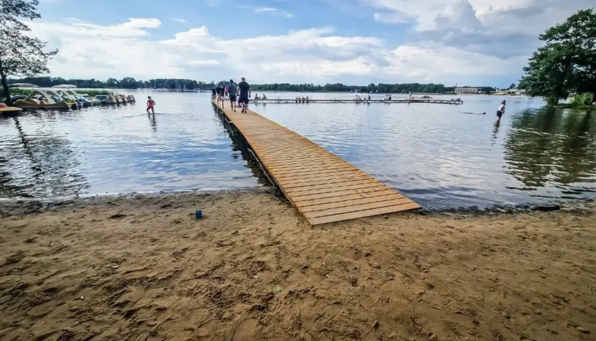 Drewniane molo i plaża nad jeziorem, gdzie można wypożyczyć rowerki wodne. To jedne z wielu atrakcji w Boszkowie.