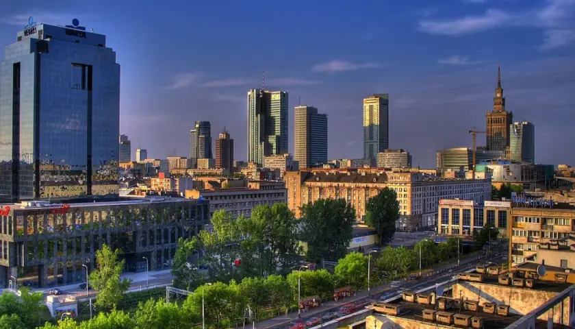 Warsaw towers w słońcu, nowoczesne budynki i Pałac Kultury.