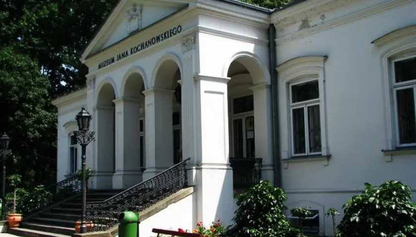 Muzeum Jana Kochanowskiego w Czarnolesie – jedna z głównych atrakcji regionu. Biały dworek z kolumnami i schodami.