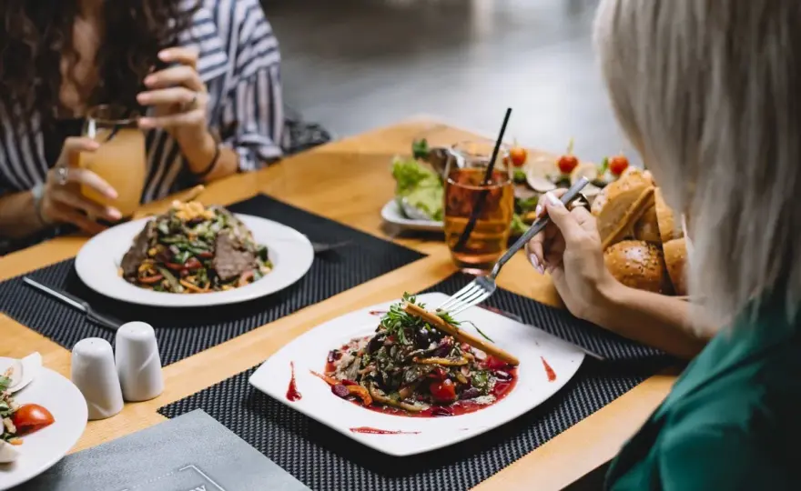 Gdzie zjeść w Ostrowie? Odkryj najlepsze lokale gastronomiczne