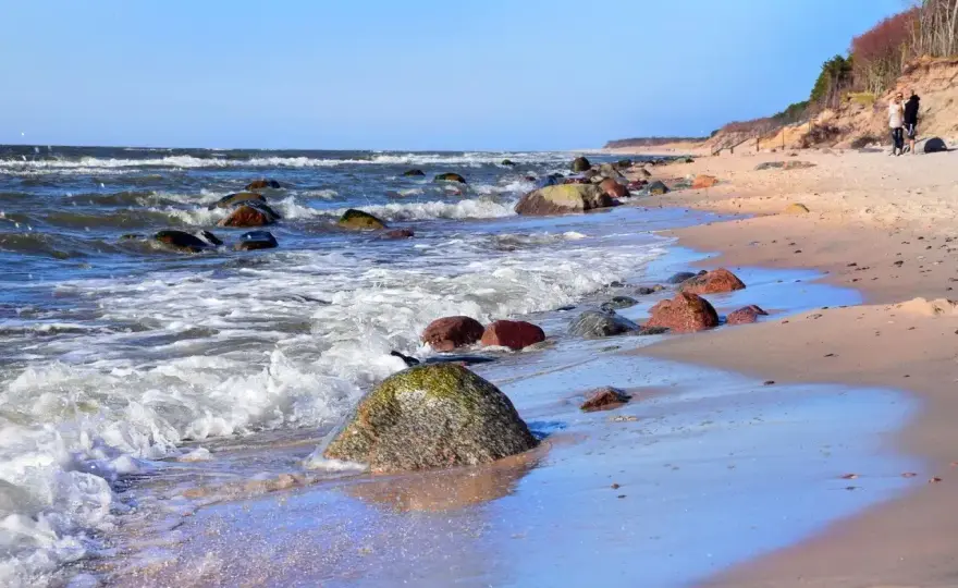 Dębina - plaża, klif i spokój. Czy to miejsce dla Ciebie?