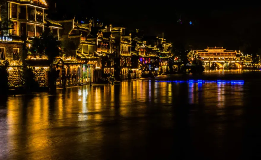Fenghuang nocą - Czy warto tu spędzić jedną noc?