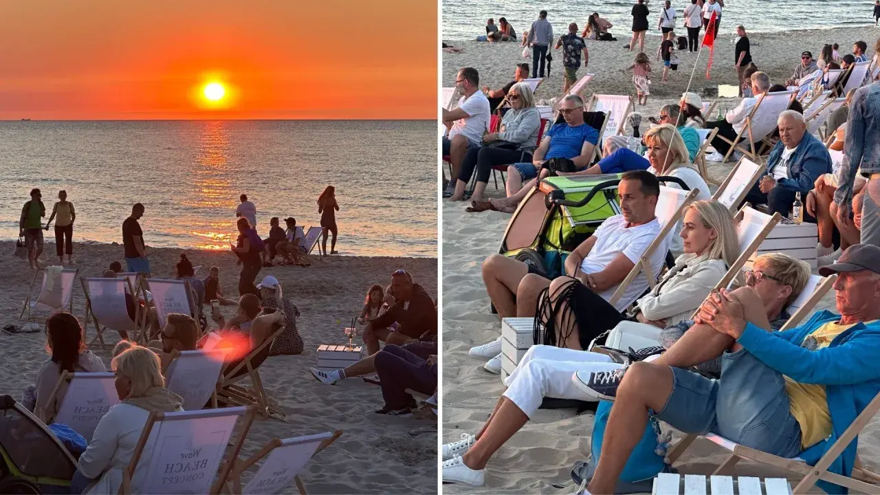 Zachód słońca nad morzem w Międzyzdrojach, ludzie siedzą na leżakach na plaży.