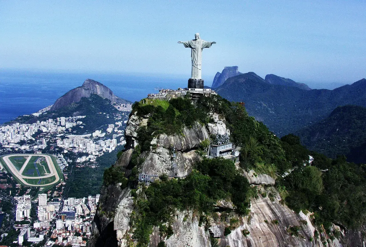Jezus w Rio, z rozpostartymi ramionami, góruje nad miastem i oceanem. Widok zapiera dech w piersiach.
