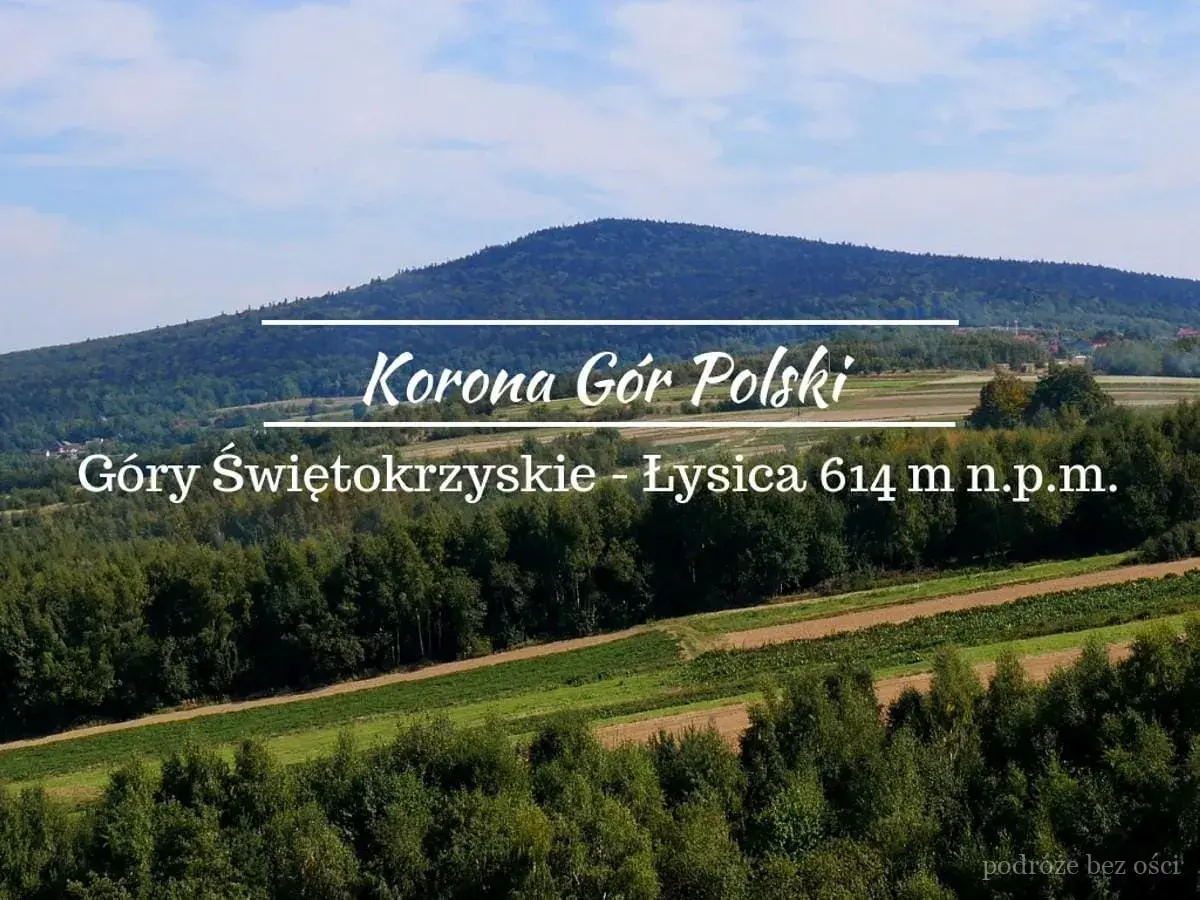 Widok na Łysicę, najwyższy szczyt Gór Świętokrzyskich, zalesione wzgórza i pola.