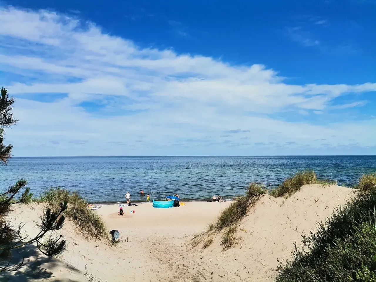 Piękna plaża w Rusinowie, idealne miejsce na letnie atrakcje. Słońce, morze i piasek zachęcają do wypoczynku.