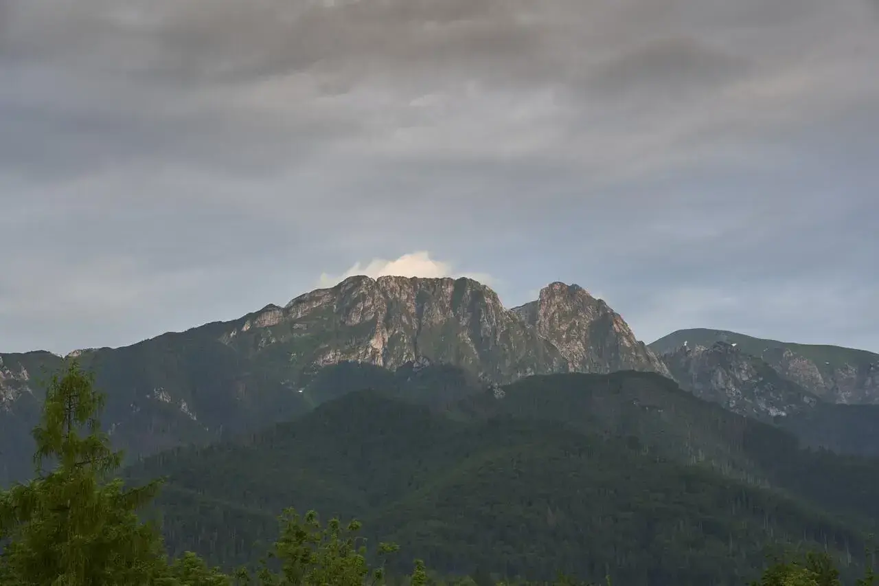 Giewont, śpiący rycerz Tatr, wznosi się majestatycznie pod zachmurzonym niebem.