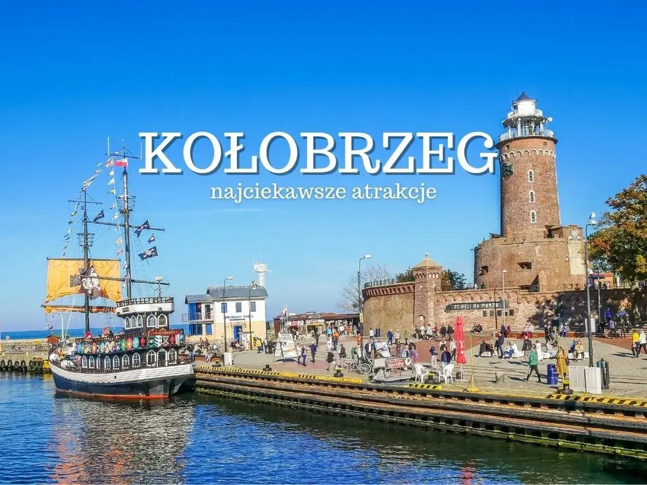 Port w Kołobrzegu: zabytkowa latarnia morska, statek piracki i tętniący życiem deptak.