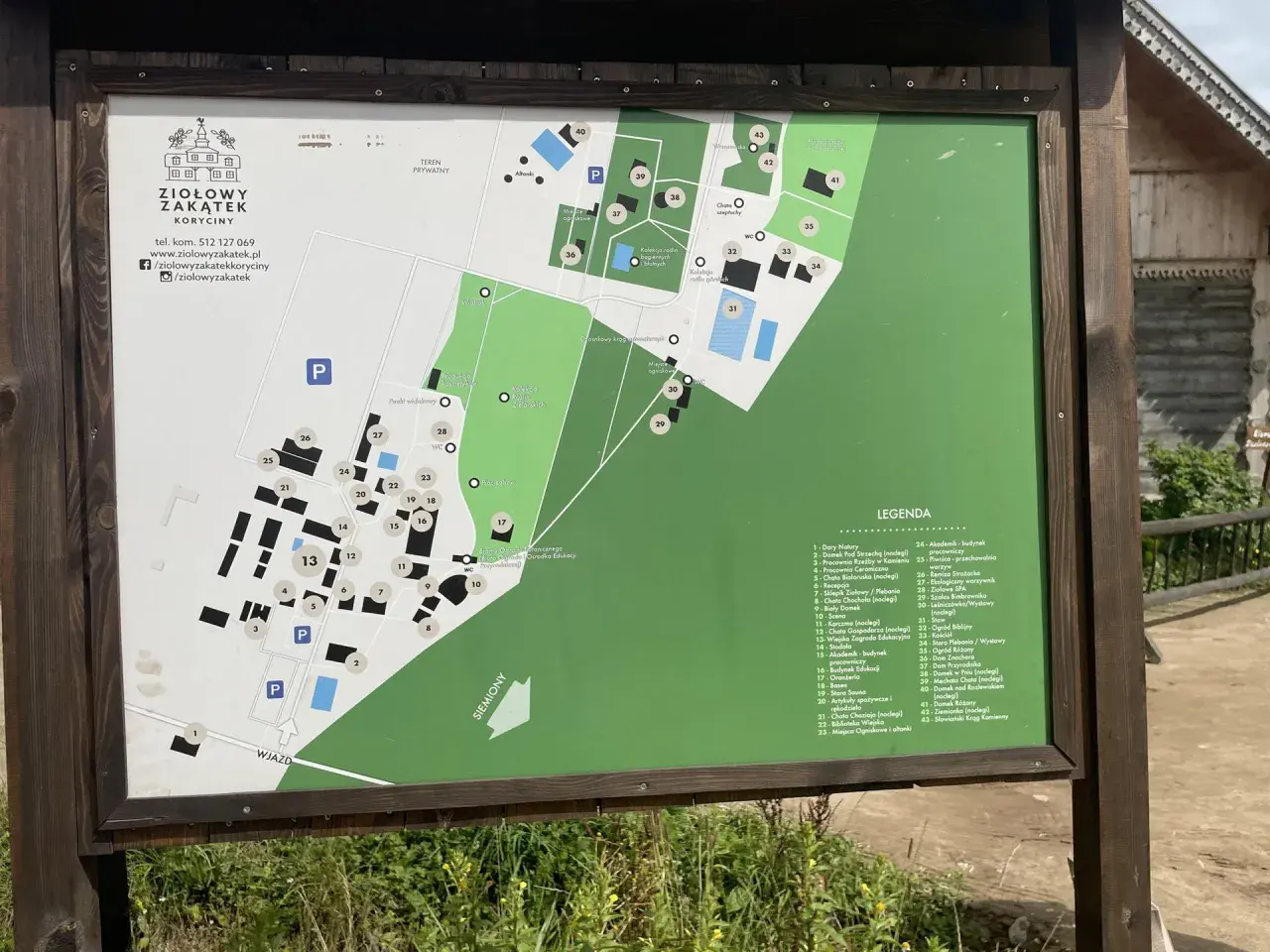Mapa atrakcji Ziołowego Zakątka Koryciny. Znajdziesz tu m.in. chaty, ogrody, SPA i miejsca ogniskowe.