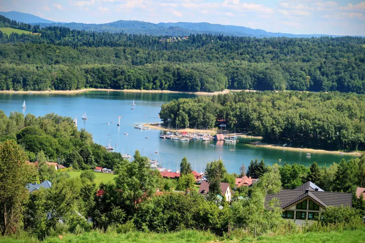Malownicze widoki na Jezioro Solińskie, żaglówki i urokliwe domki. Idealne miejsce na wypoczynek i odkrywanie atrakcji Solina i okolice.