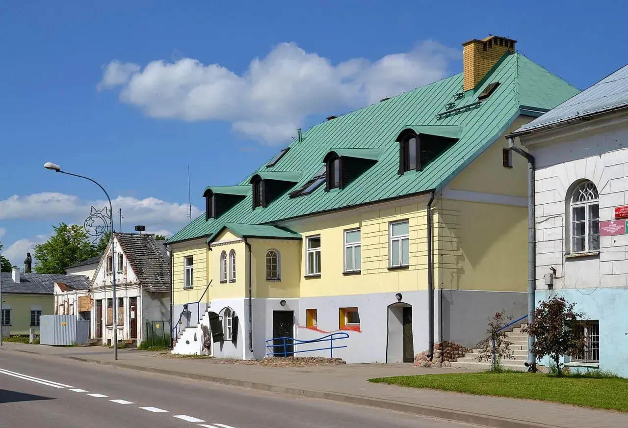 Kolorowe kamienice i zabytkowe budynki tworzą urokliwy krajobraz, zachęcając do odkrywania sejny atrakcje.