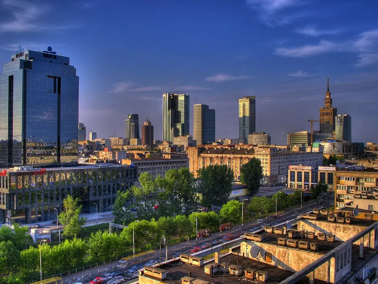 Warsaw towers w słońcu, nowoczesne budynki i Pałac Kultury.