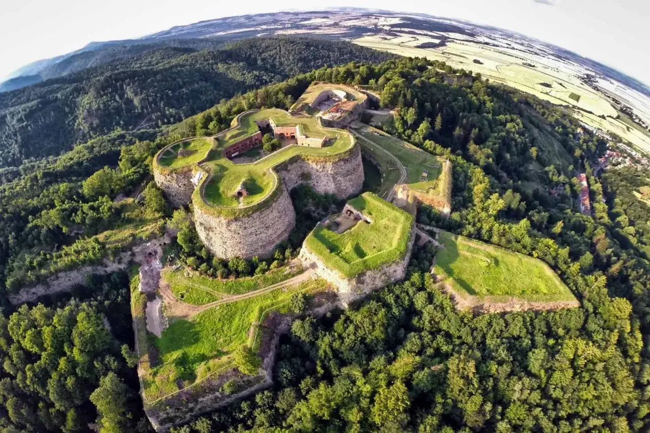 Forteca Srebrna Góra – fascynujące atrakcje dla dzieci na Dolnym Śląsku. Dawna twierdza w otoczeniu zieleni.