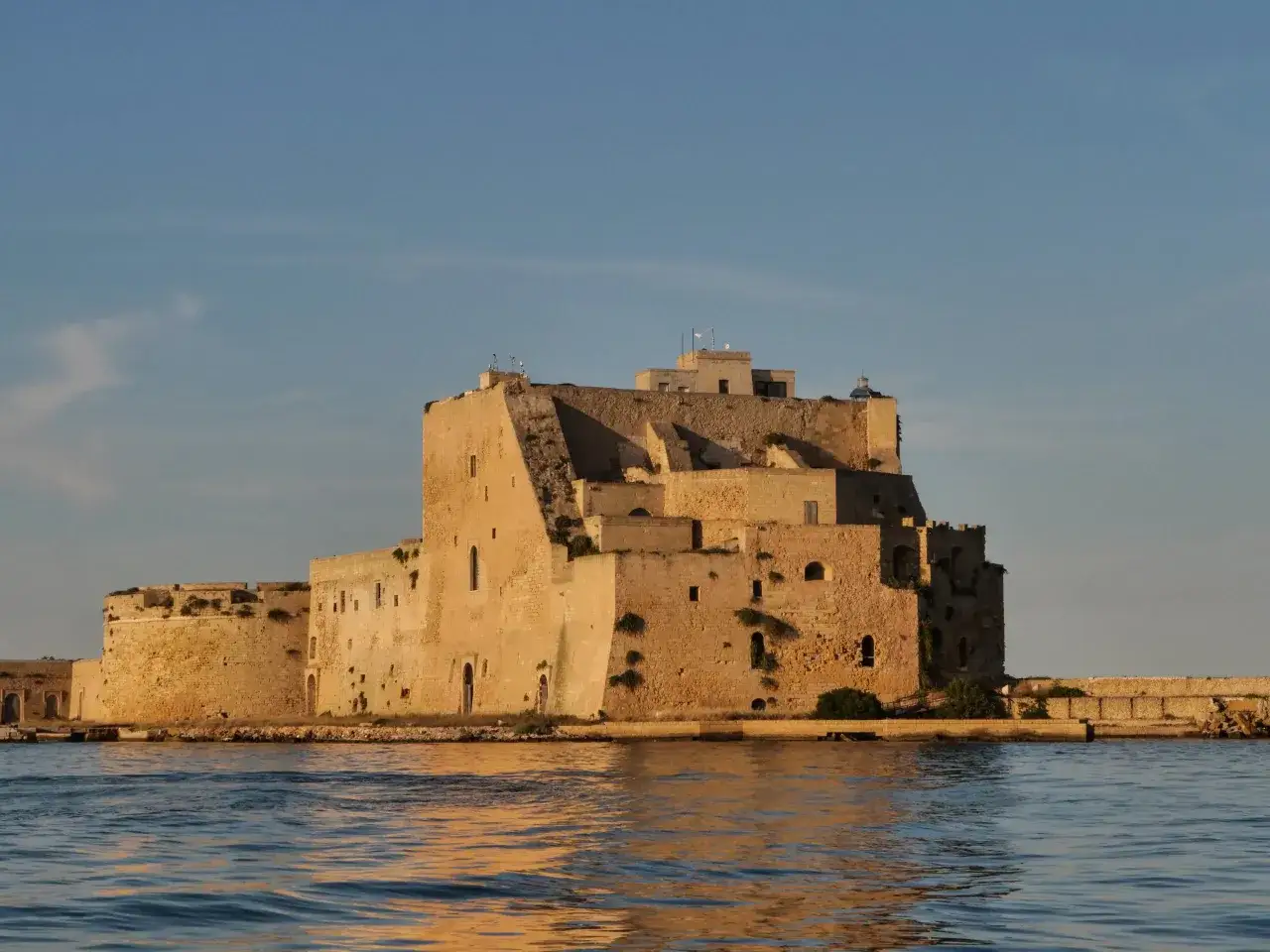 Zamek Castello Aragonese, jeden z głównych punktów, które warto zobaczyć w Brindisi, wznosi się dumnie nad wodą.