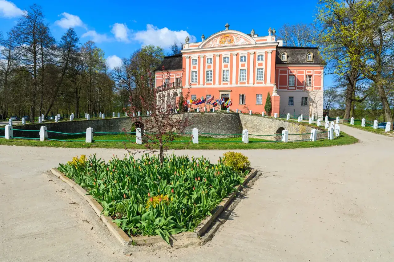 Pałac w Kurozwękach, otoczony zielenią i kwitnącymi tulipanami, zaprasza do odkrywania jego atrakcji.