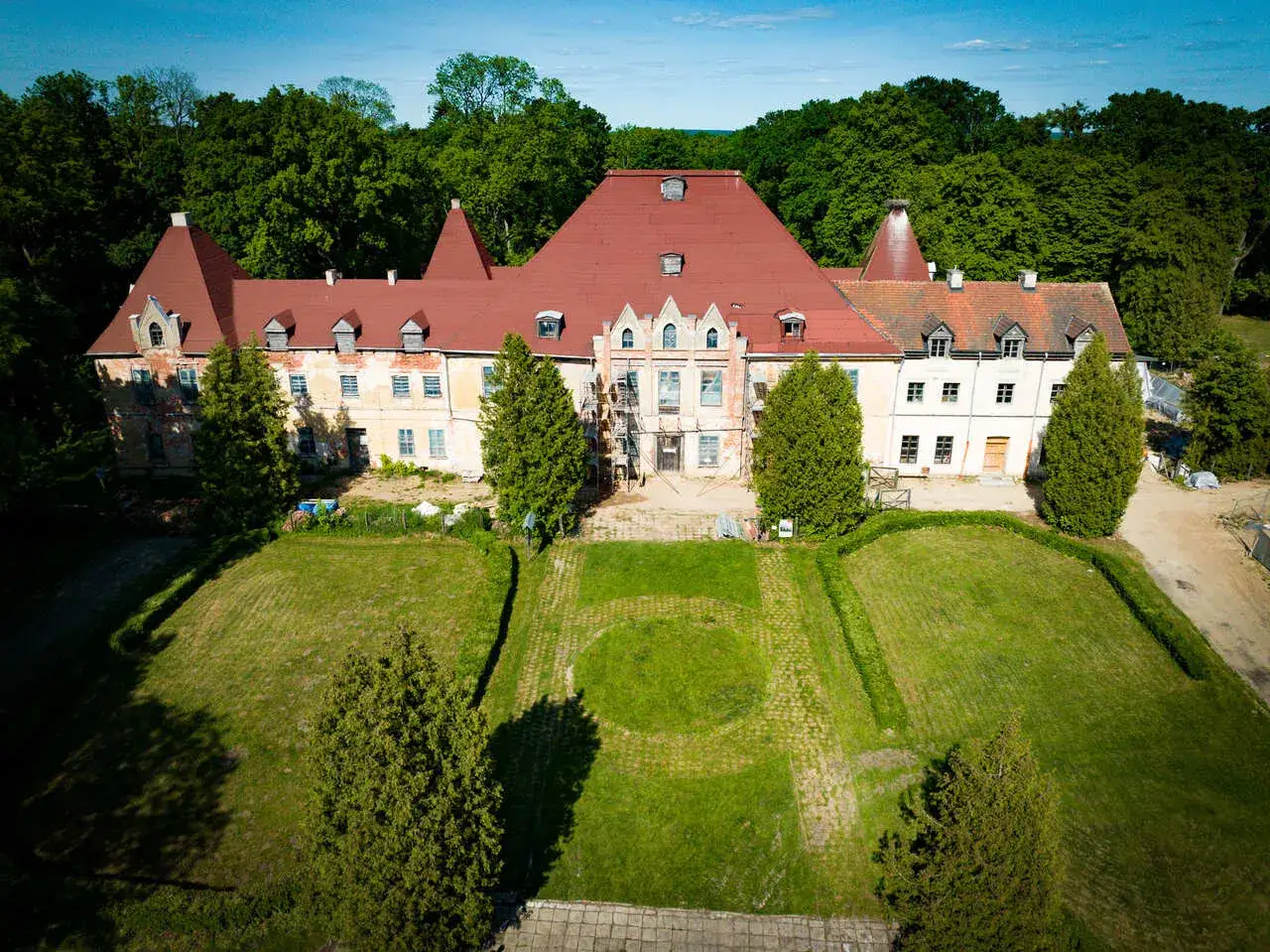 Pałac w Sztynorcie, otoczony zielenią, z charakterystycznym ogrodem. To miejsce kryje wiele atrakcji dla miłośników historii i architektury.