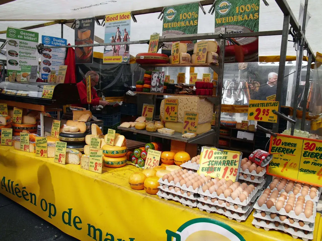 Stoisko z serami na albert cuyp market. Różne rodzaje sera, w tym holenderskie, francuskie i włoskie, a także jajka.