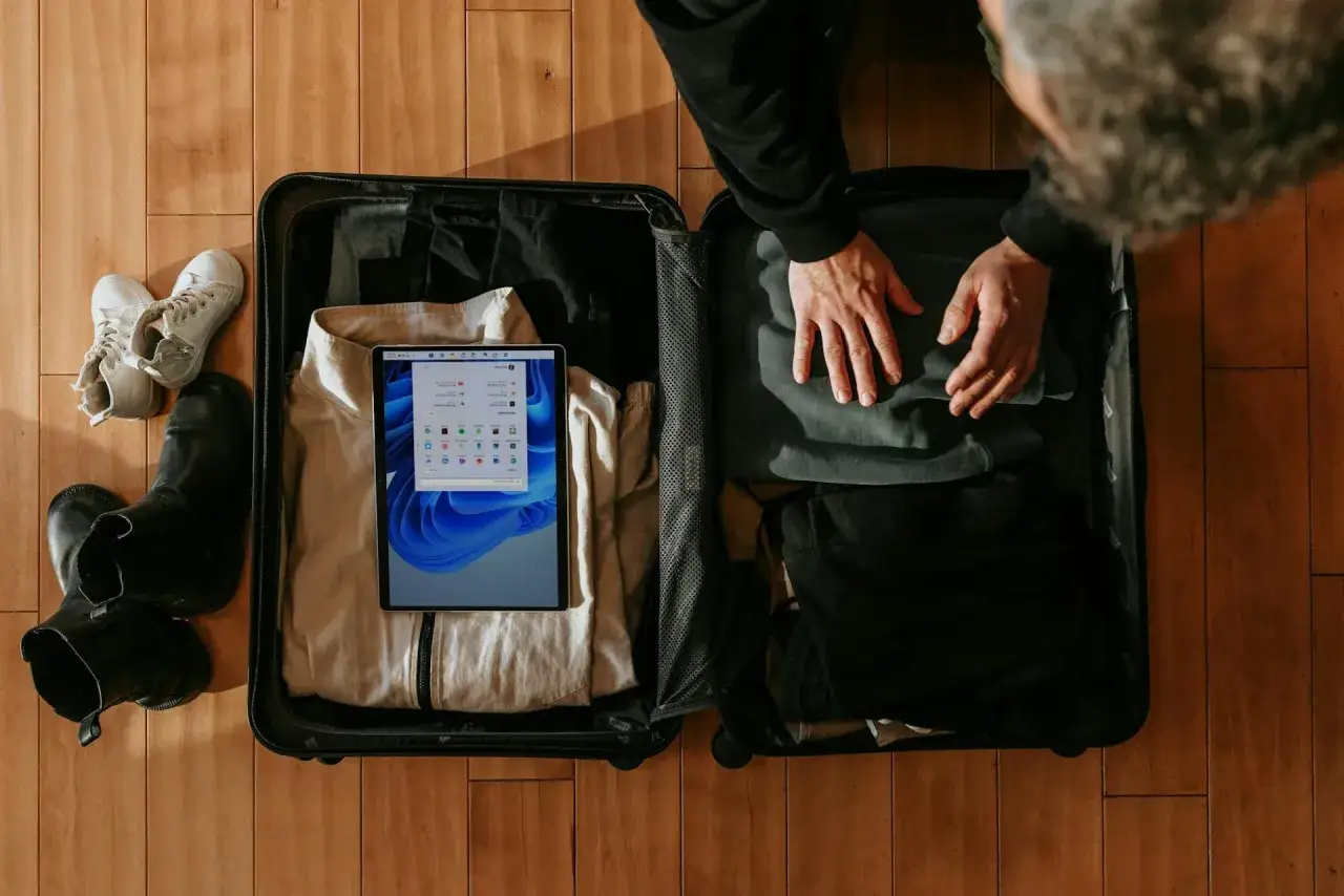 Pakowanie walizki: buty, ubrania i tablet z systemem Windows. Czas na podróż, czyli enter air bagaż.