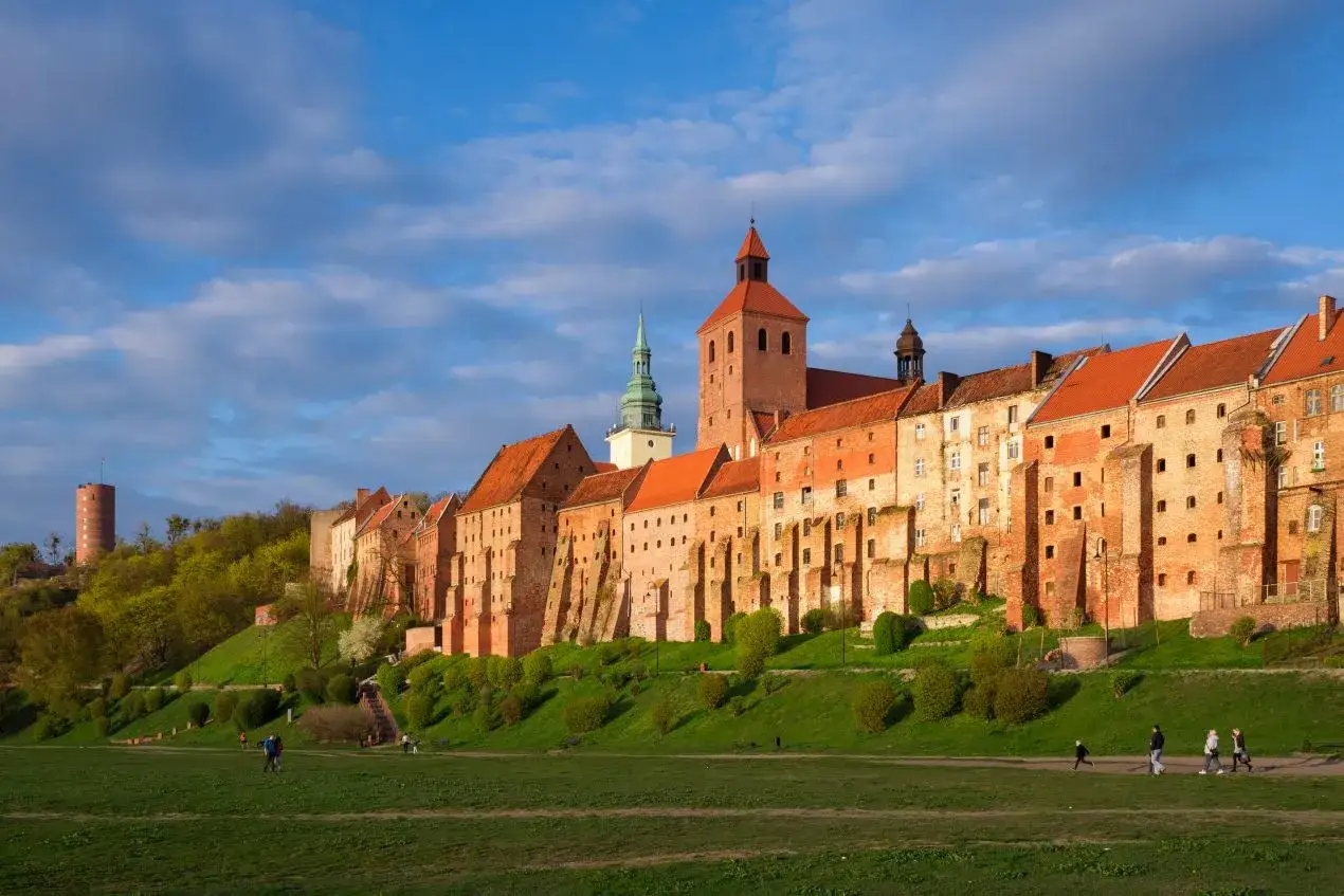 Grudziądz atrakcje na weekend: imponujące spichrze nad Wisłą i wieża obronna na wzgórzu. Idealne miejsce na spacer.