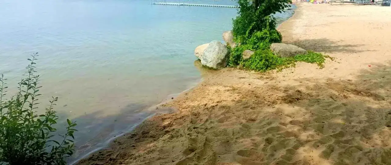 Piękna plaża w Boszkowie, idealne miejsce na relaks i wodne atrakcje. Czysta woda i złoty piasek zachęcają do odpoczynku.