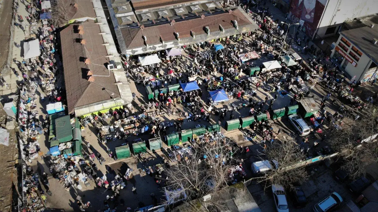 Tętniąca życiem hala targowa Kraków z mnóstwem straganów i kupujących.