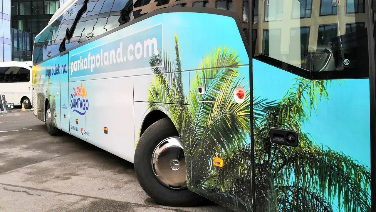 Autobus Suntago z palmami zaprasza na wakacje. Kup bilet na parkofpoland.com i poczuj tropikalny klimat!