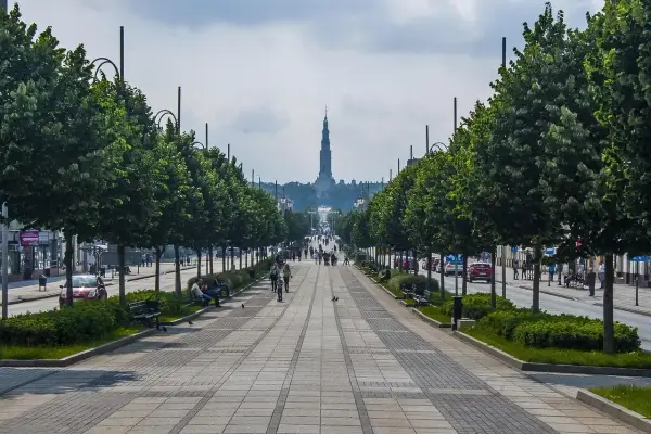 Aleja Najświętszej Maryi Panny w Częstochowie, prowadząca do Jasnej Góry. Idealne miejsce na spacer i odkrywanie częstochowskich atrakcji na weekend.